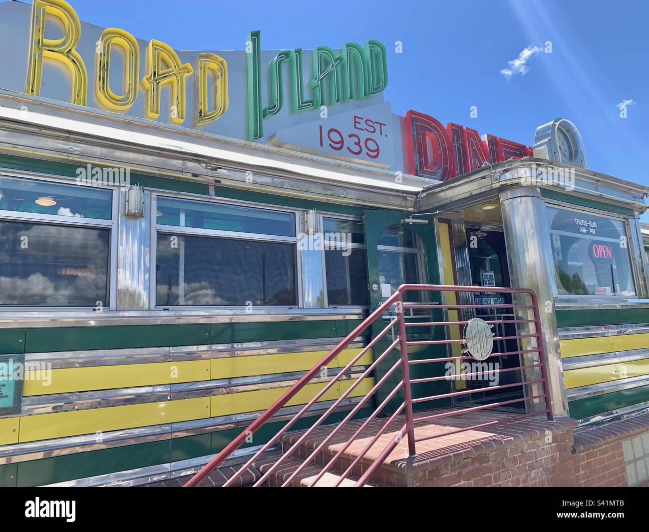 Road Island Diner, originaire de l'arrière-est de Road Island, est maintenant replanté ici à Oakley, Utah. J'adore le style art déco vintage. Banque D'Images
