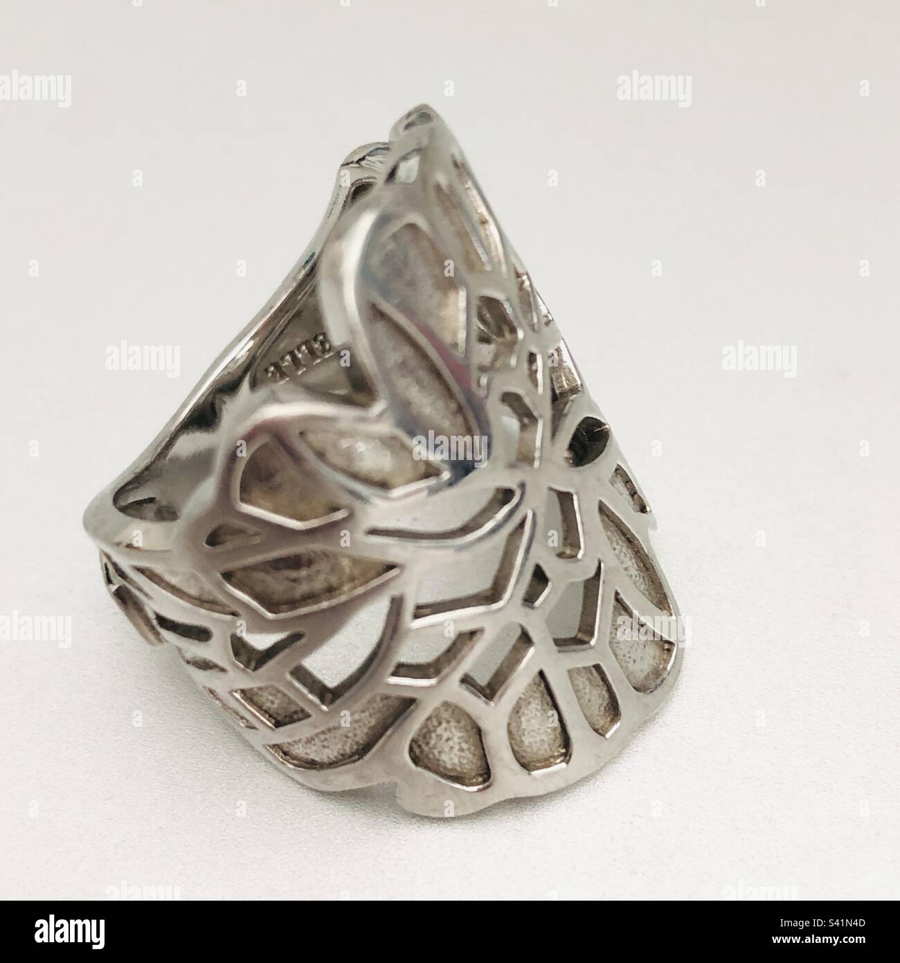 Gros plan d'un anneau argenté, mode - Image de stock capturée avec un smartphone