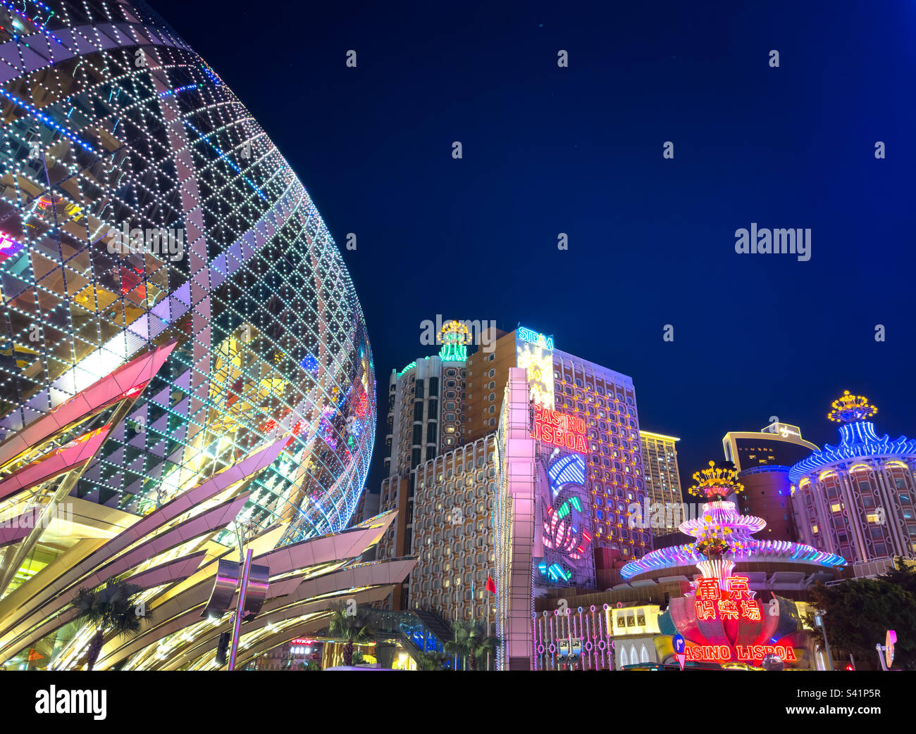 La nuit, les néons colorés du Grand Lisboa Macau Hotel and Casino. - Image de stock capturée avec un smartphone