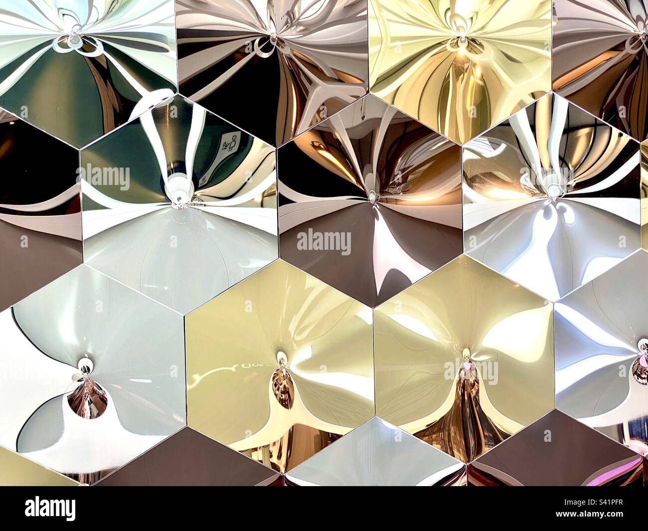Arrière-plan en forme d'hexagones miroir brillant de couleur argent, or et cuivre Banque D'Images