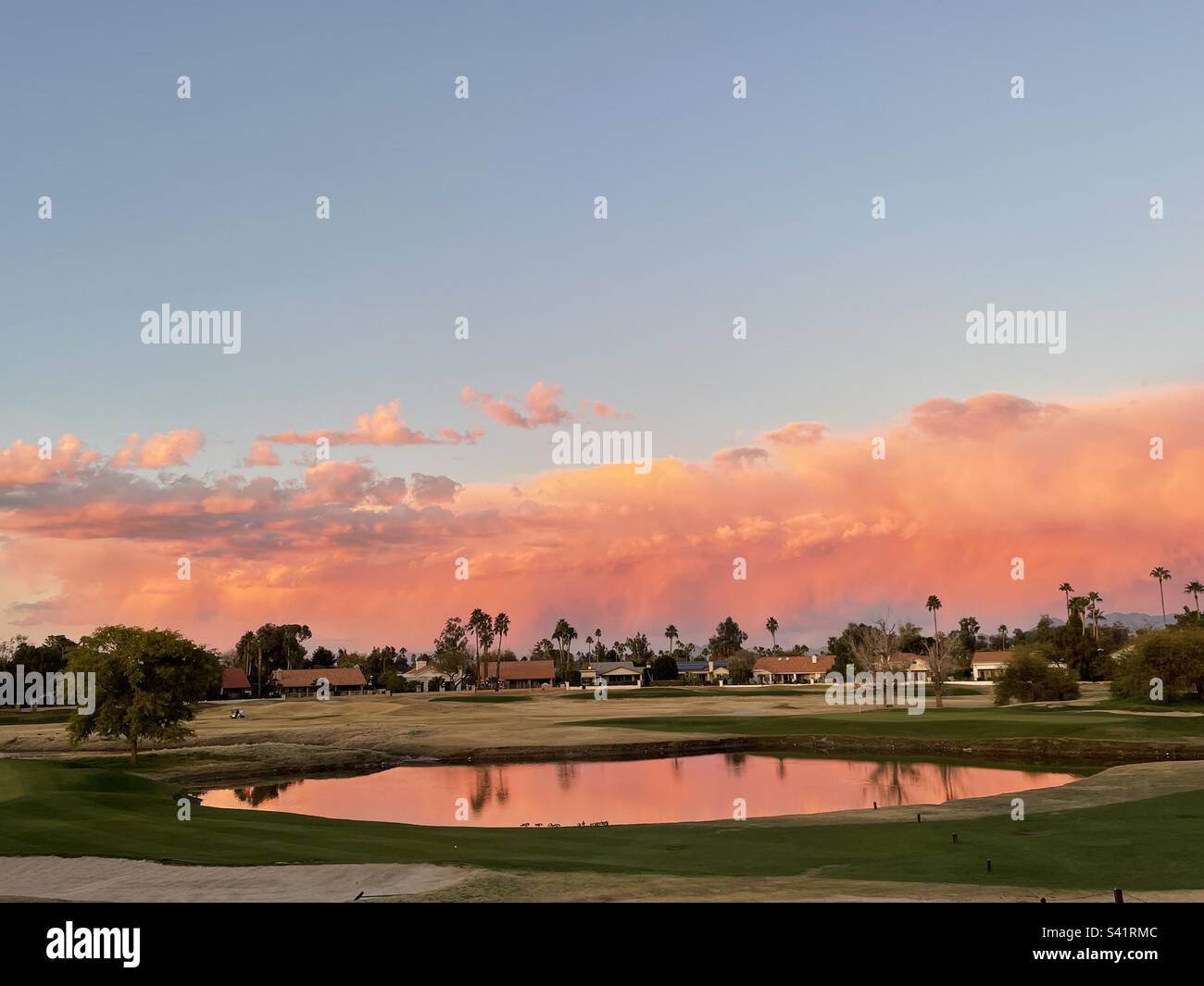 Coucher de soleil en Arizona, parcours de golf de Scottsdale, vert, fairway, pièges à sable, Pond Reflections, nuages roses et jaunes, Scottsdale, AZ, Etats-Unis Banque D'Images