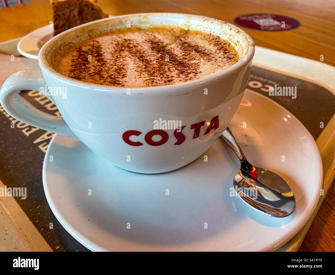Une tasse de Cappuccino au Costa Coffee. Banque D'Images