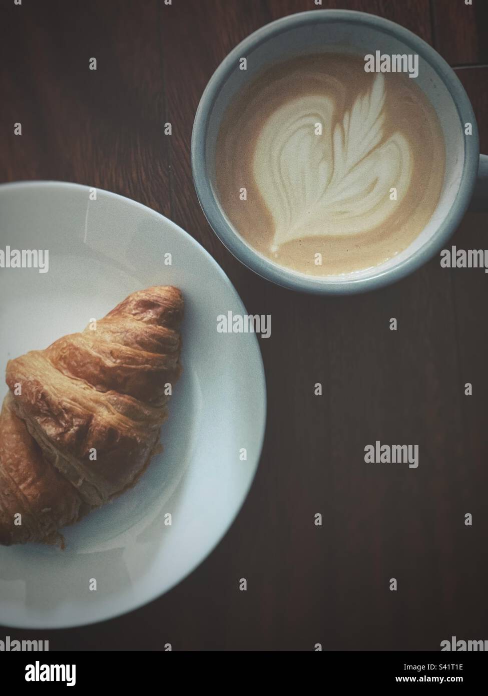 Petit déjeuner - latte et croissant Banque D'Images