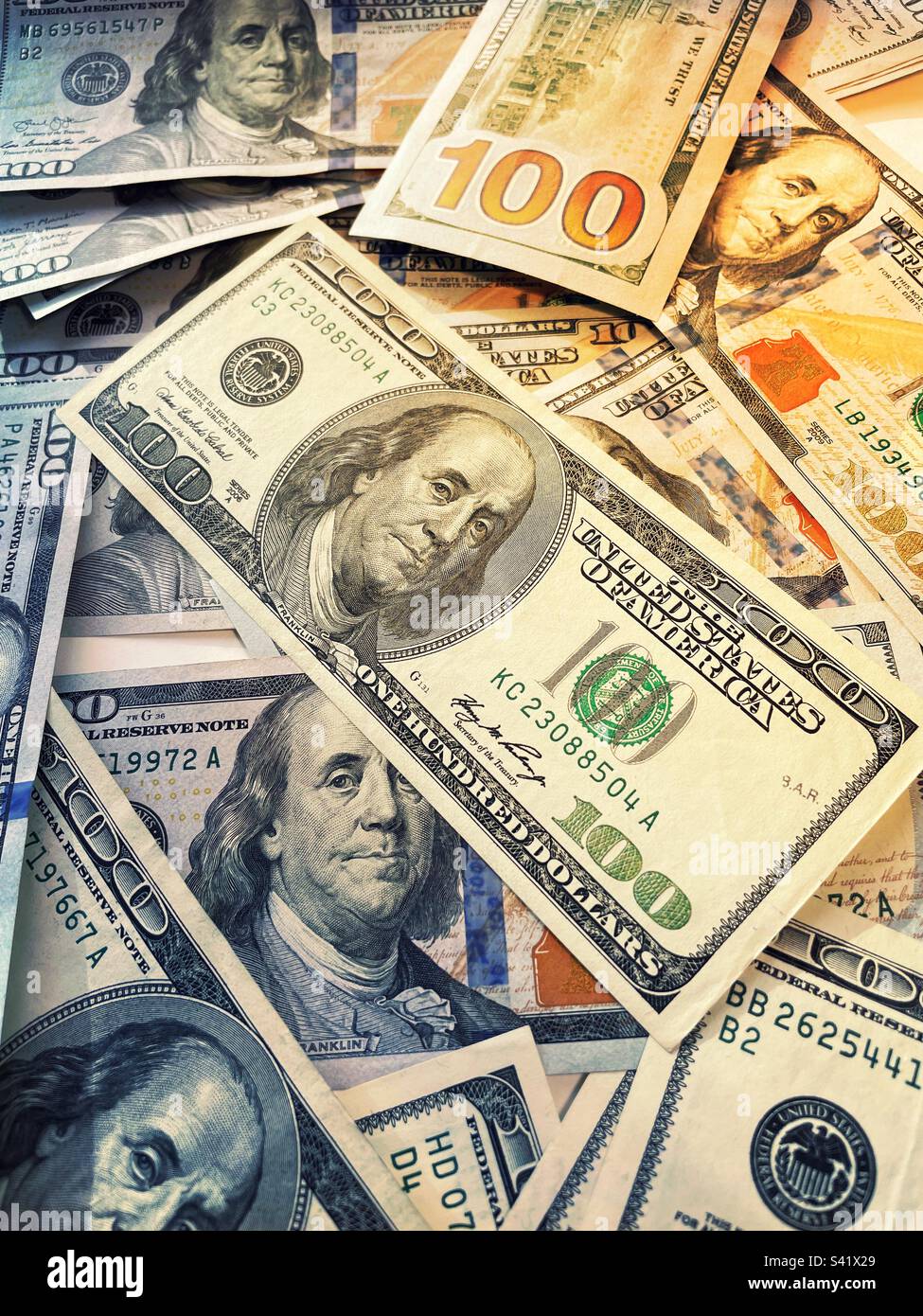 États-Unis $100 projet de loi avant et arrière, 2023, encore la vie - Image de stock capturée avec un smartphone