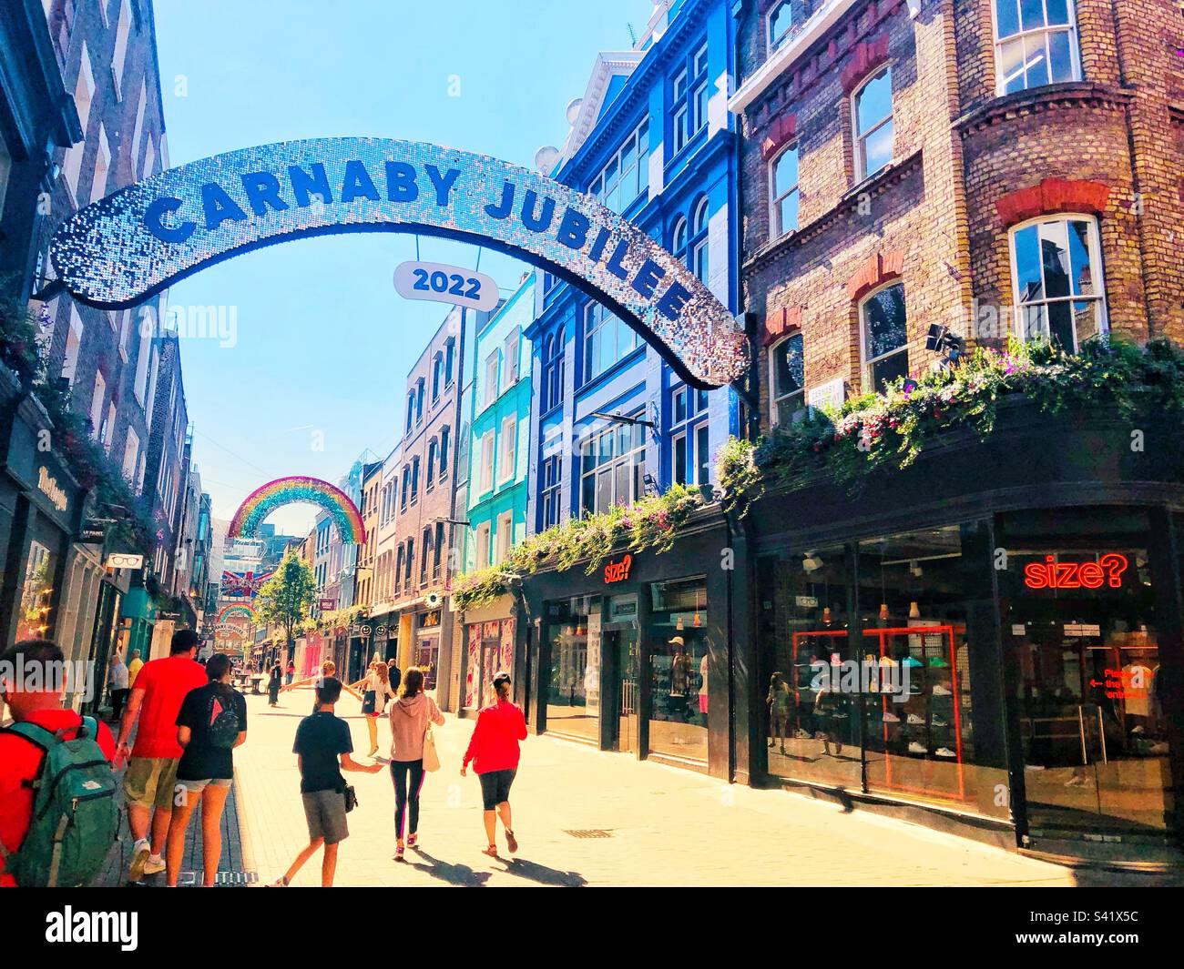 Vague de chaleur à Londres - touristes visitant Carnaby Street Banque D'Images