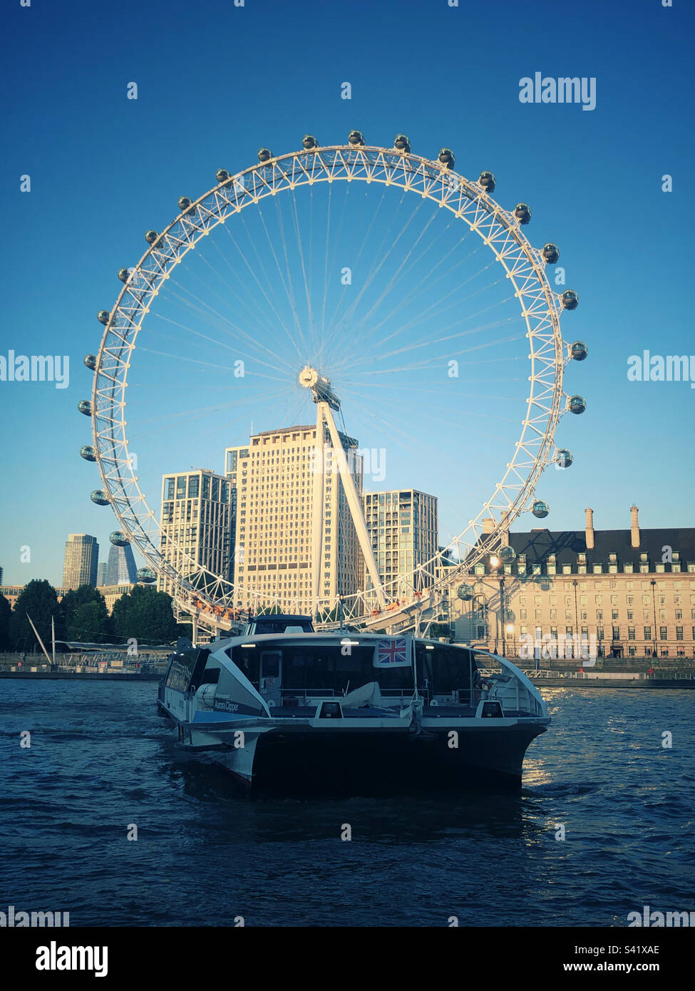 La Tamise, London Eye et Uber Boat - Image de stock capturée avec un smartphone