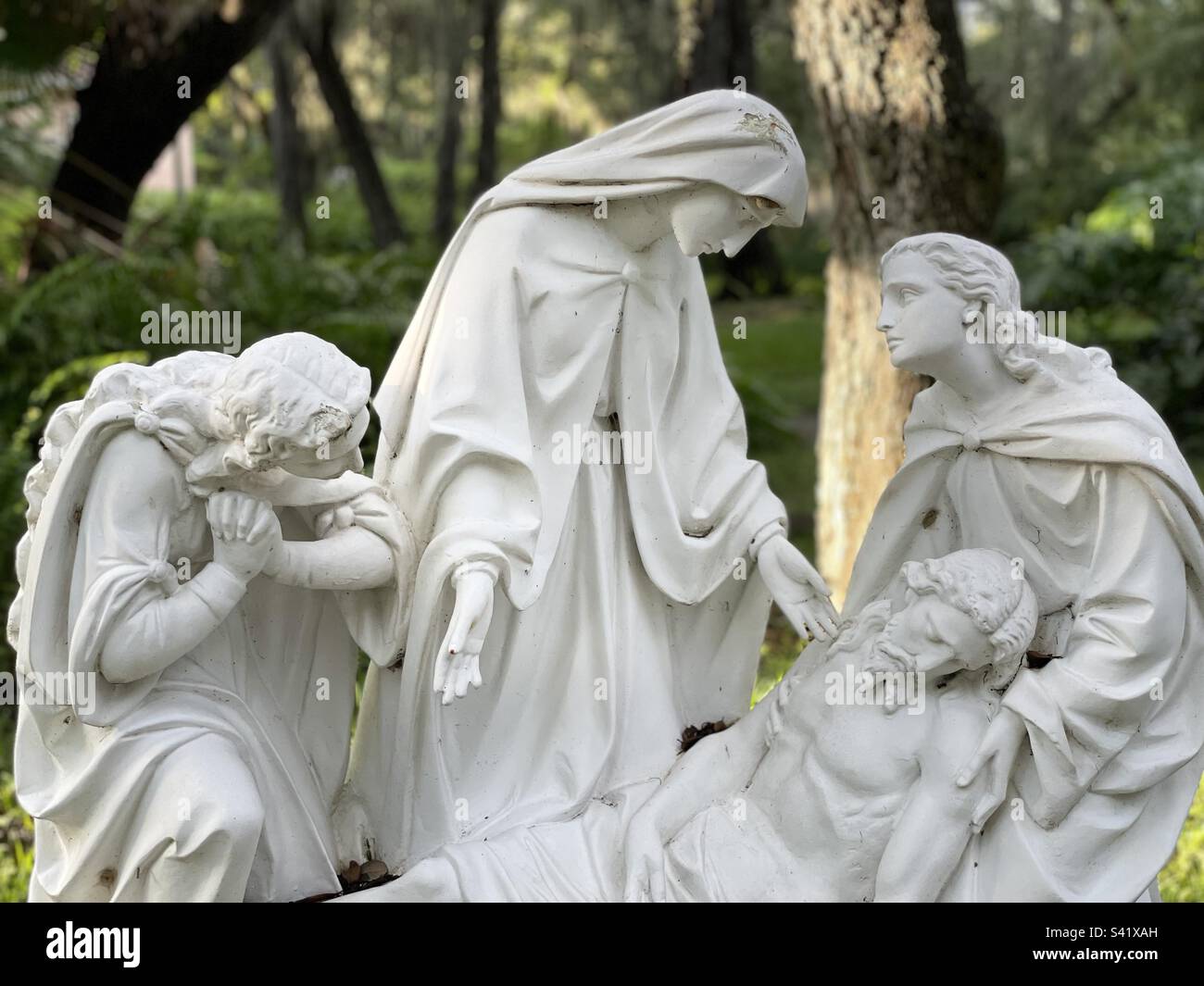 Portrait, stations de la Croix, 13th station, Jésus pris de la croix, Jean présente Jésus à sa mère, Fiat regard de Marie, ange priant, blanc presque grandeur nature statues Banque D'Images