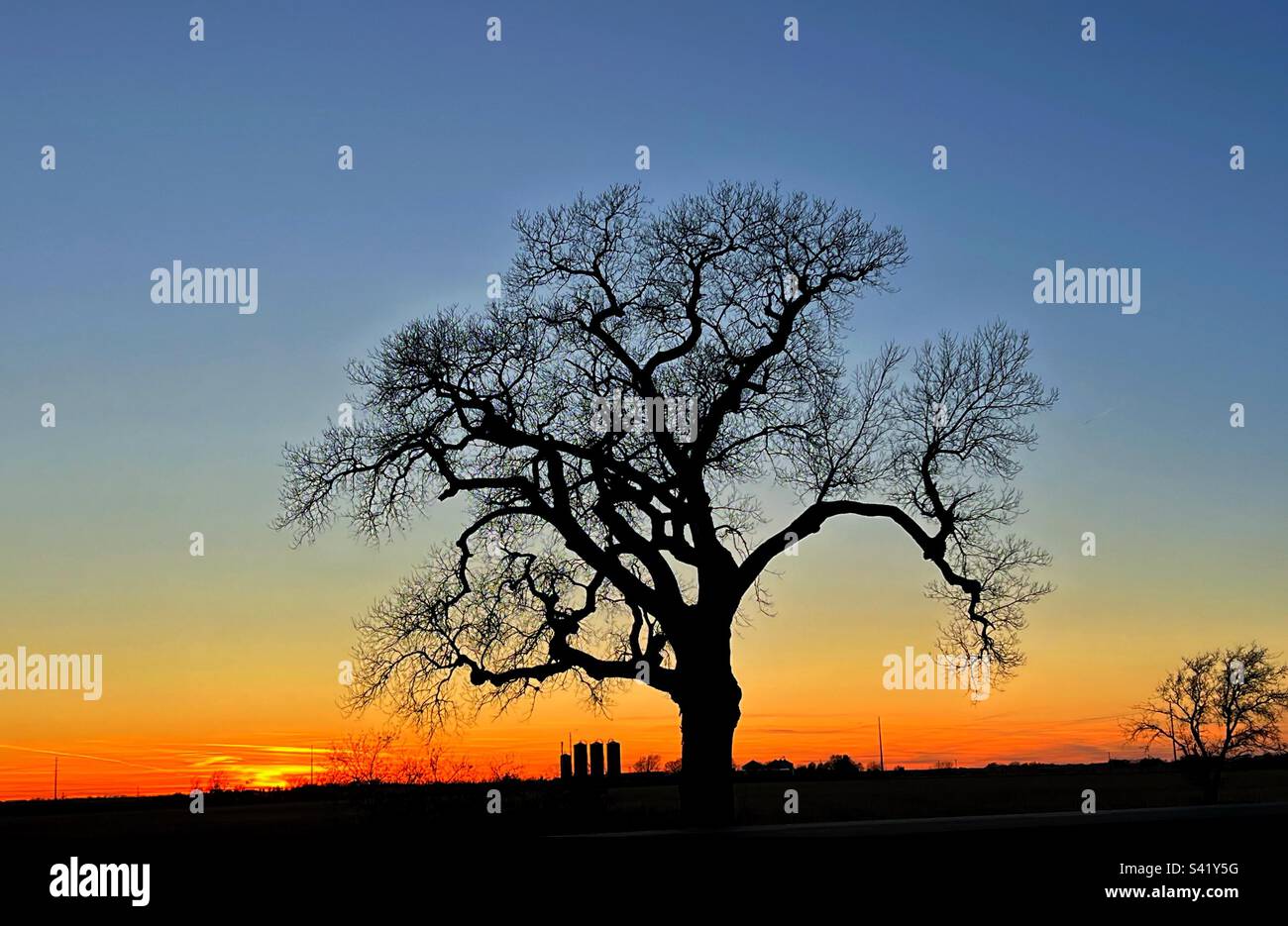 Coucher de soleil sur les Prairies surplombant la ferme du Kansas Banque D'Images