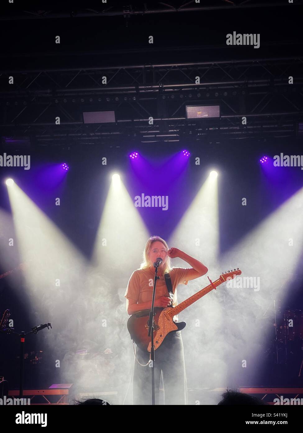 Lissie, auteur-compositeur de rock/pop/country américain sur scène au Tramshed, Cardiff, pays de Galles, en février 2023. - Image de stock capturée avec un smartphone