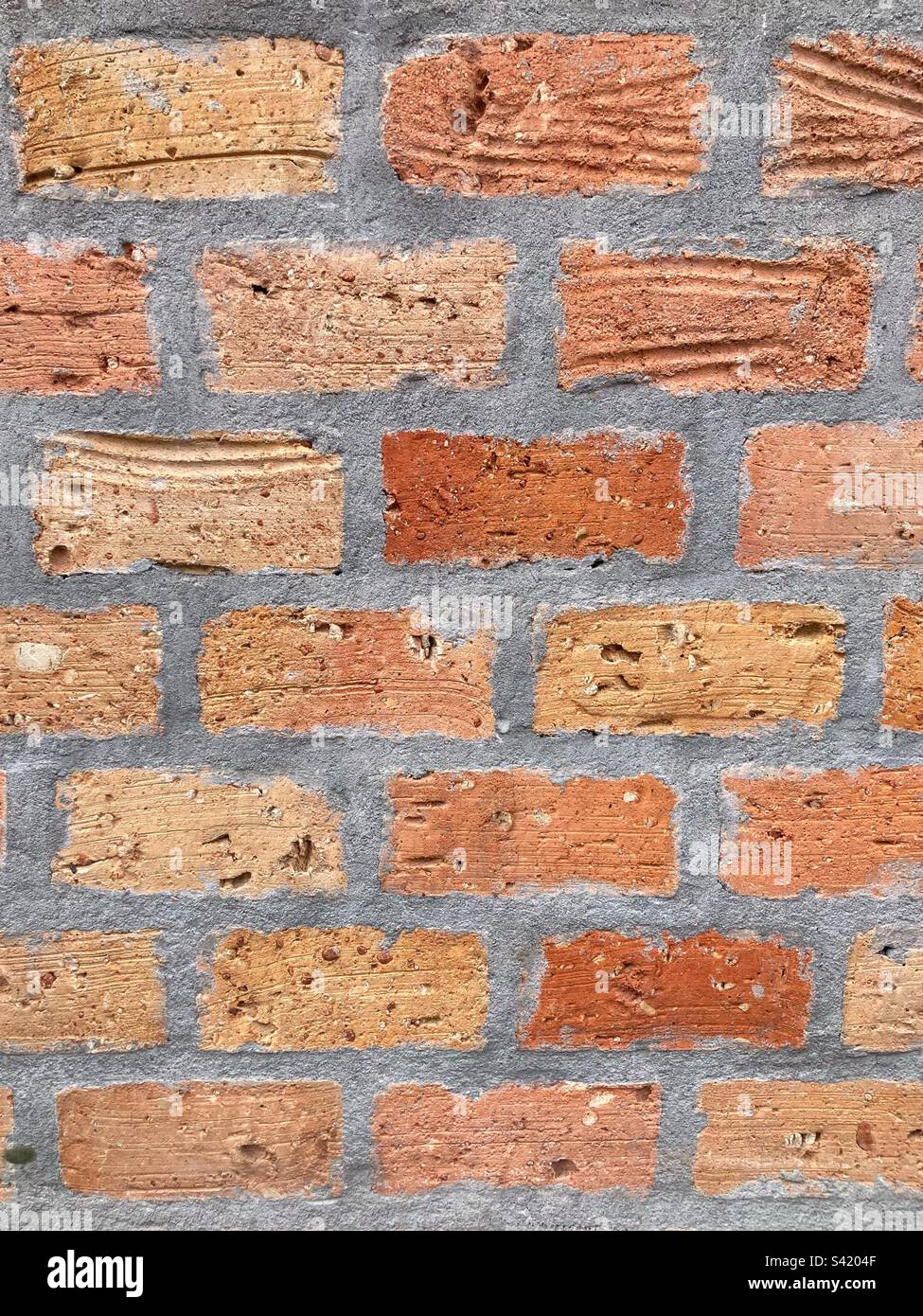 Mur de briques ton orange et béton Banque D'Images