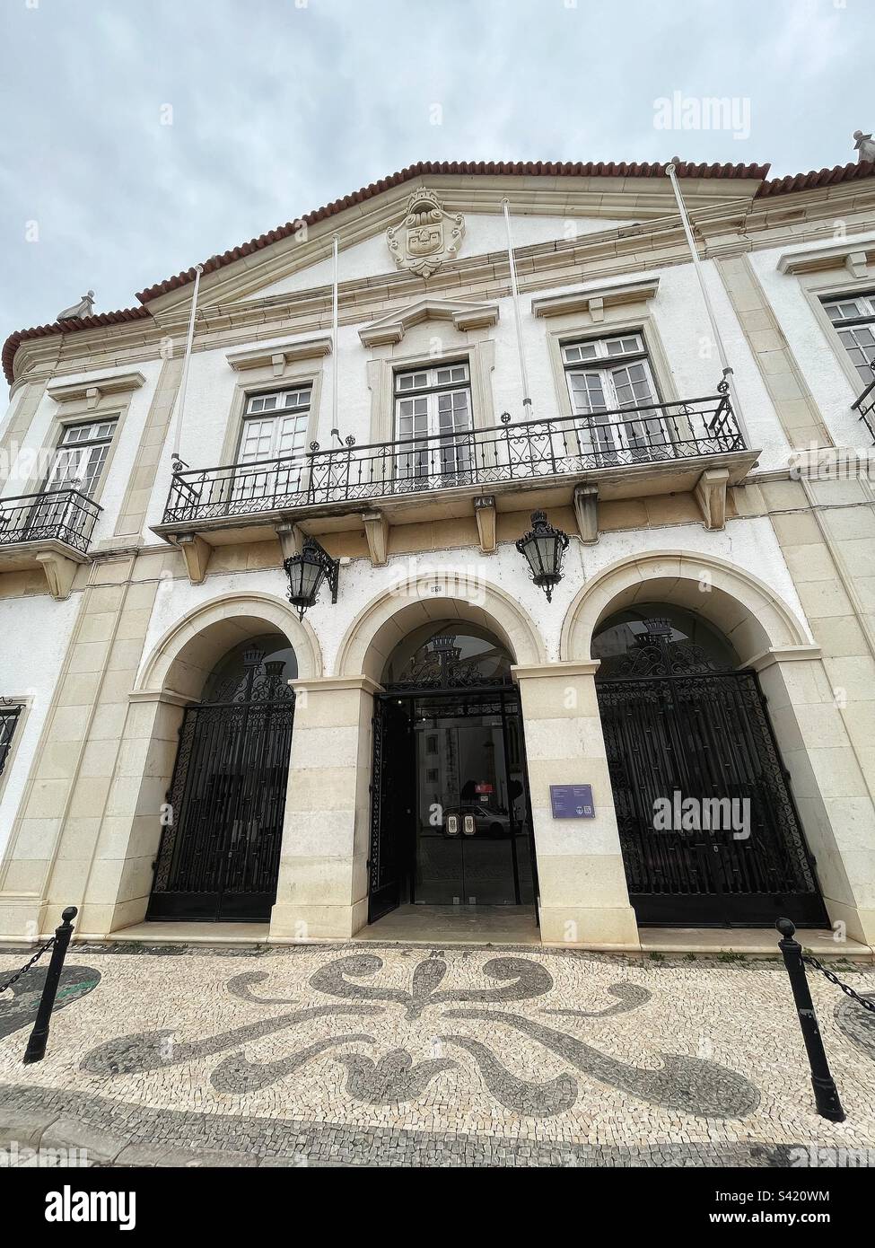 Hôtel de ville de Faro, Conseil municipal de l'Algarve. Portugal. Câmara Municipal de Faro la construction a commencé en 1883 et a été rénovée par l'architecte Jorge Oliveira en 1945 - Image de stock capturée avec un smartphone