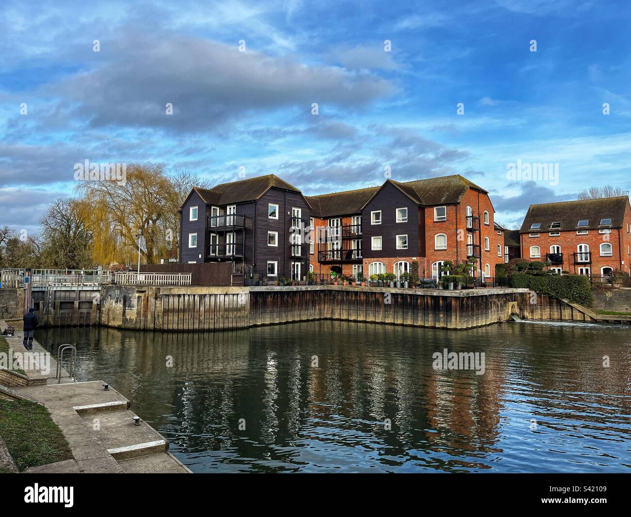 Les appartements sont vus sur la rive de la Tamise à Sandford Lock dans l'Oxfordshire. Banque D'Images