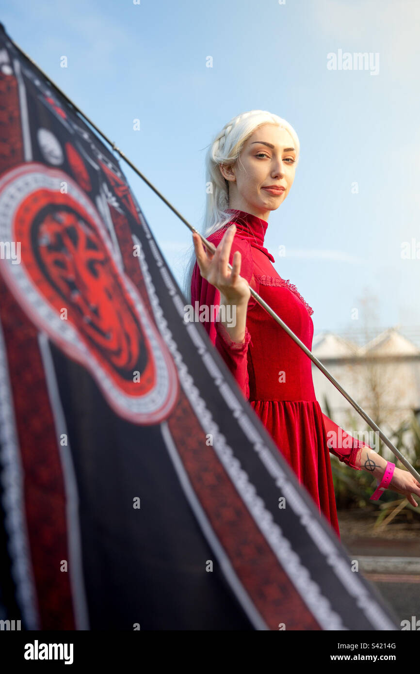 Femme cosplay fille vêtue comme un personnage de Game of Thrones - Image de stock capturée avec un smartphone Femme cosplay fille vêtue comme un personnage de Game of Thrones - Image de stock capturée avec un smartphone