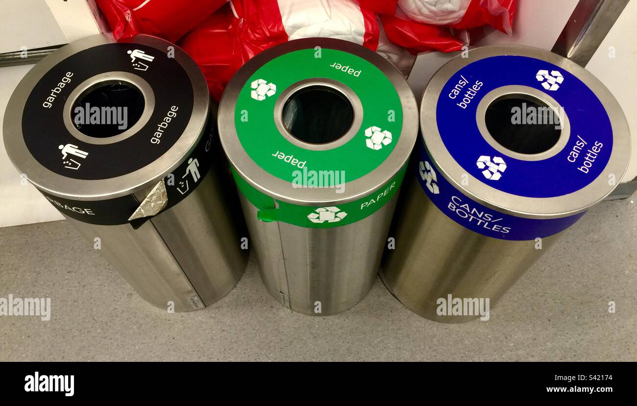 Noir, vert, bleu. Terminer la configuration du recyclage. Code couleur. Conteneurs séparés. Ontario. Canada. Déchets, papier, canettes, bouteilles. - Image de stock capturée avec un smartphone