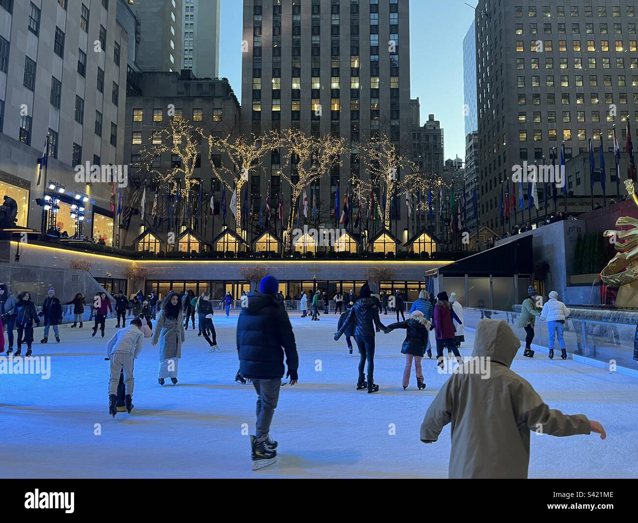 Patineurs sur glace à la patinoire du Rockefeller Center, New York, NY. 23 février 2023. - Image de stock capturée avec un smartphone