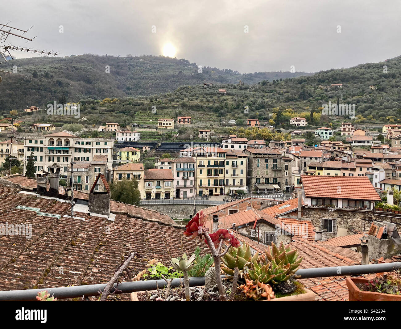 Le soleil se lève sur la nouvelle ville de Dolceacqua, en Italie, vue de la vieille ville. Banque D'Images