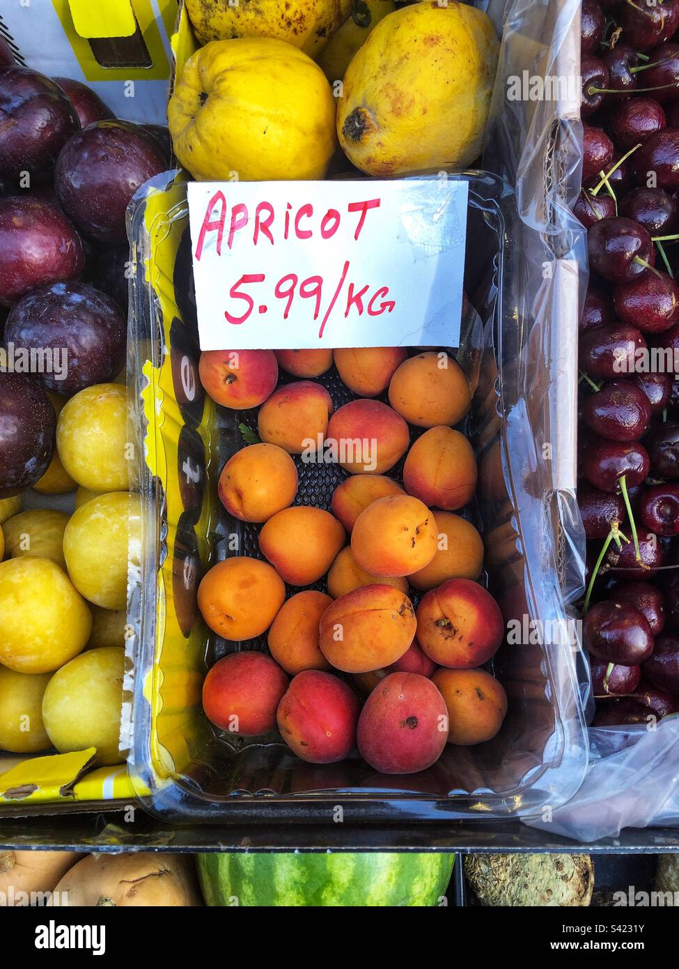 Les abricots sont vendus à la boutique Grocers Banque D'Images