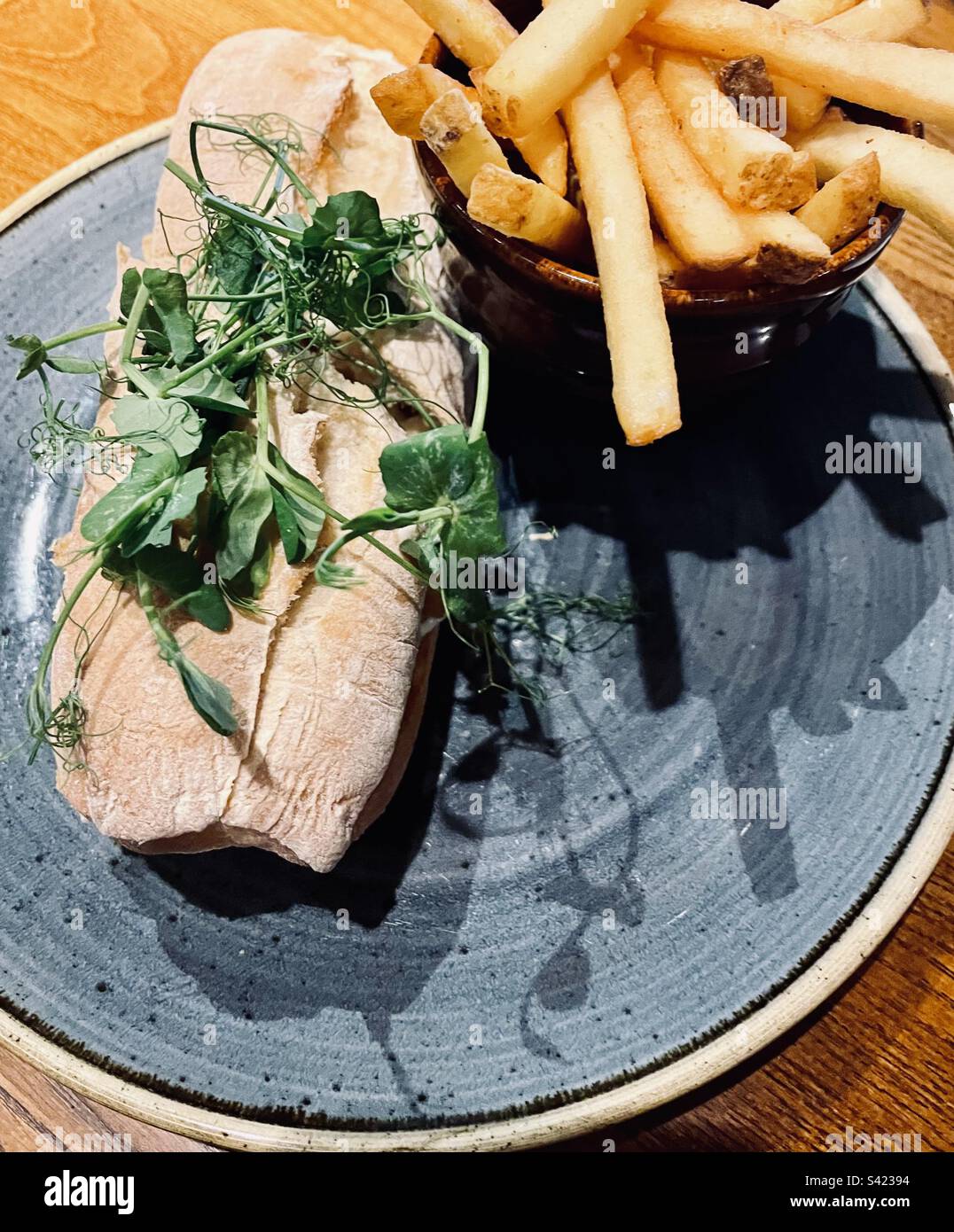 Pub Lunch - sandwich au poisson avec pousses de pois et frites. Banque D'Images