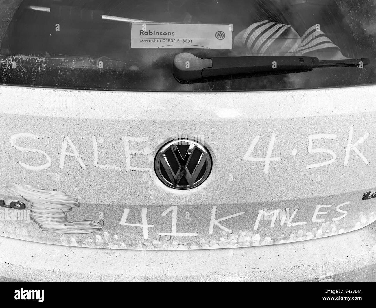 VW Polo voiture à vendre avec les détails écrits dans la poussière sur le dos de la voiture Banque D'Images