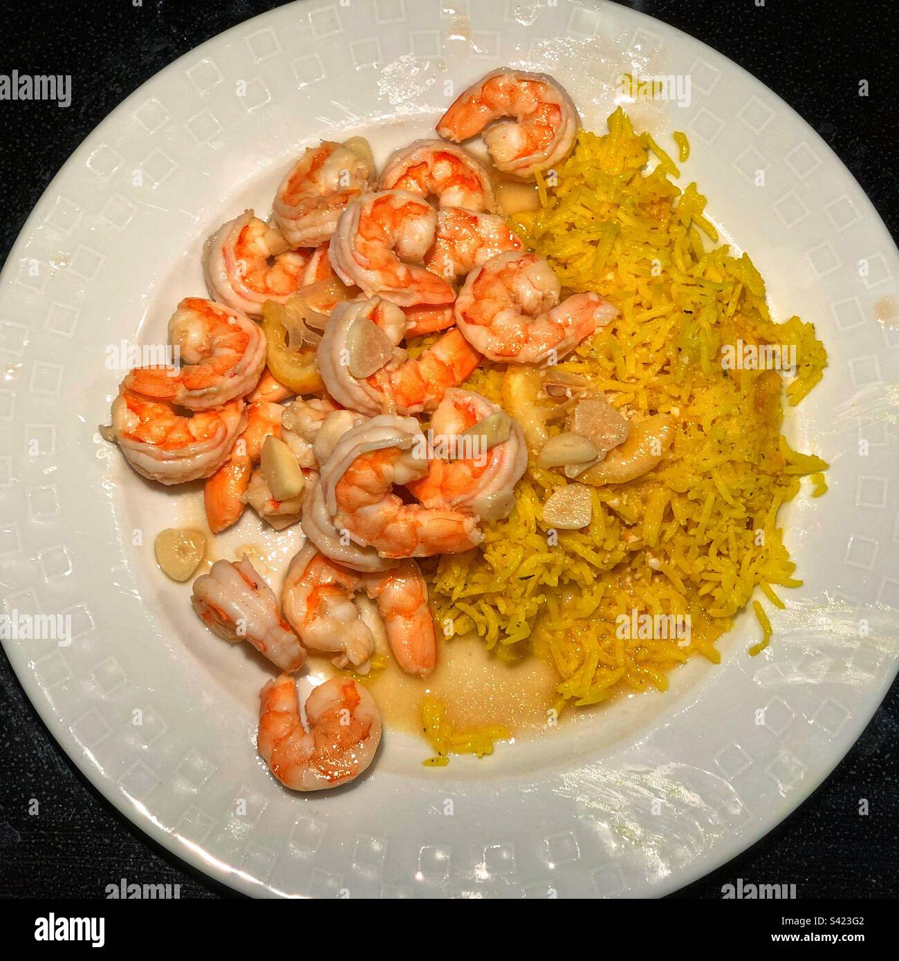 Crevettes frites à l'huile de coco avec citron et ail sur le riz Banque D'Images