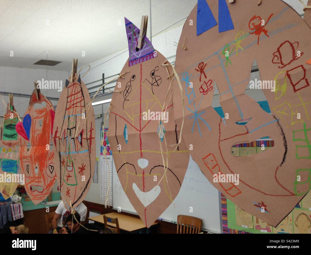 Œuvres d'art des élèves dans une salle de classe de l'école élémentaire. Banque D'Images