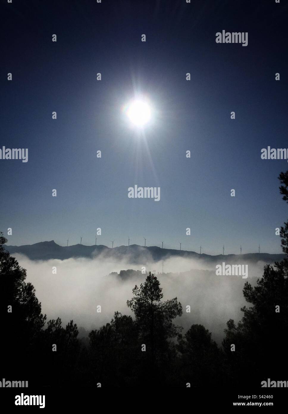 Paysage au-dessus du brouillard, Catalogne, Espagne. - Image de stock capturée avec un smartphone