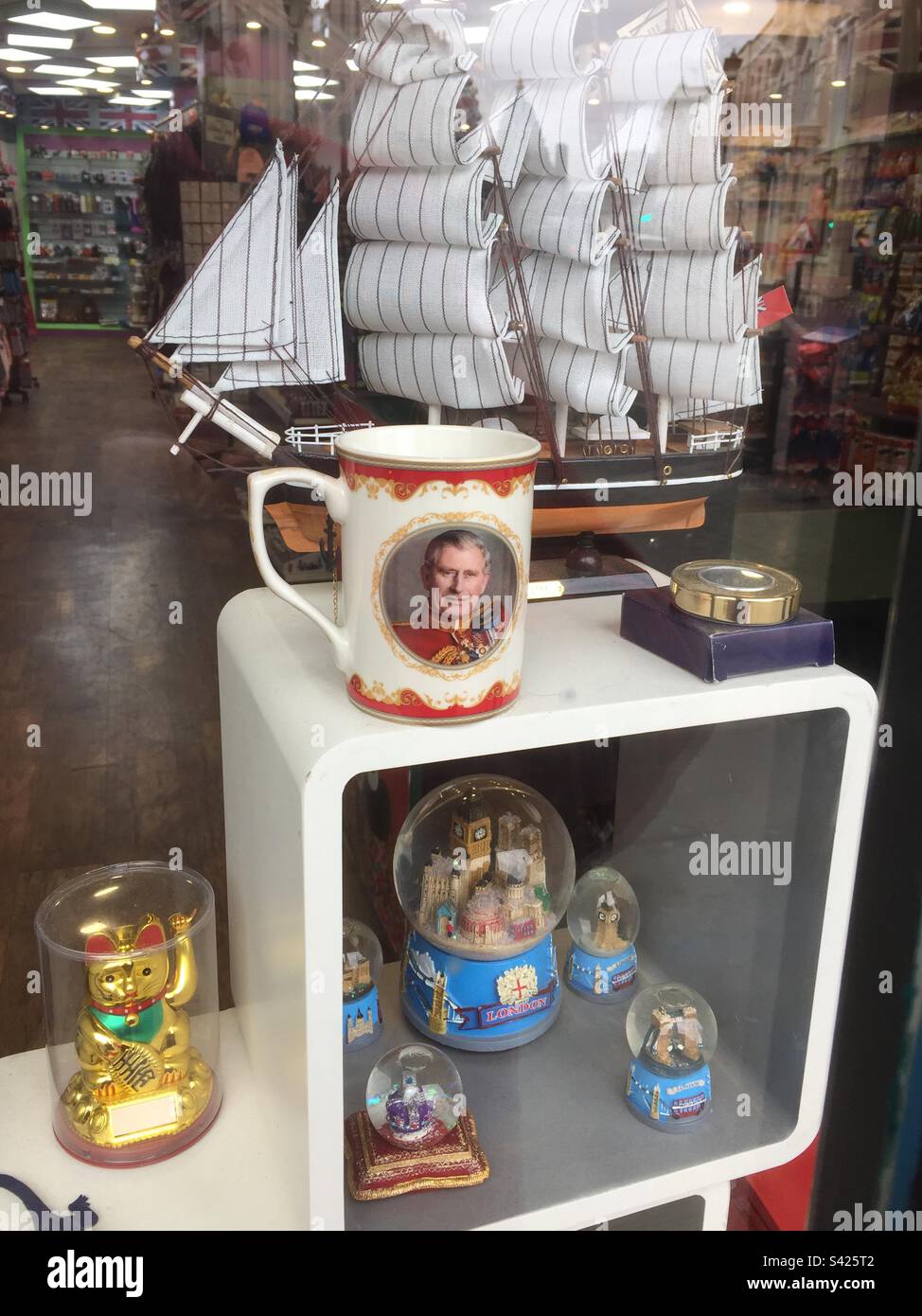 Mug King Charles à vendre dans une boutique de souvenirs Banque D'Images