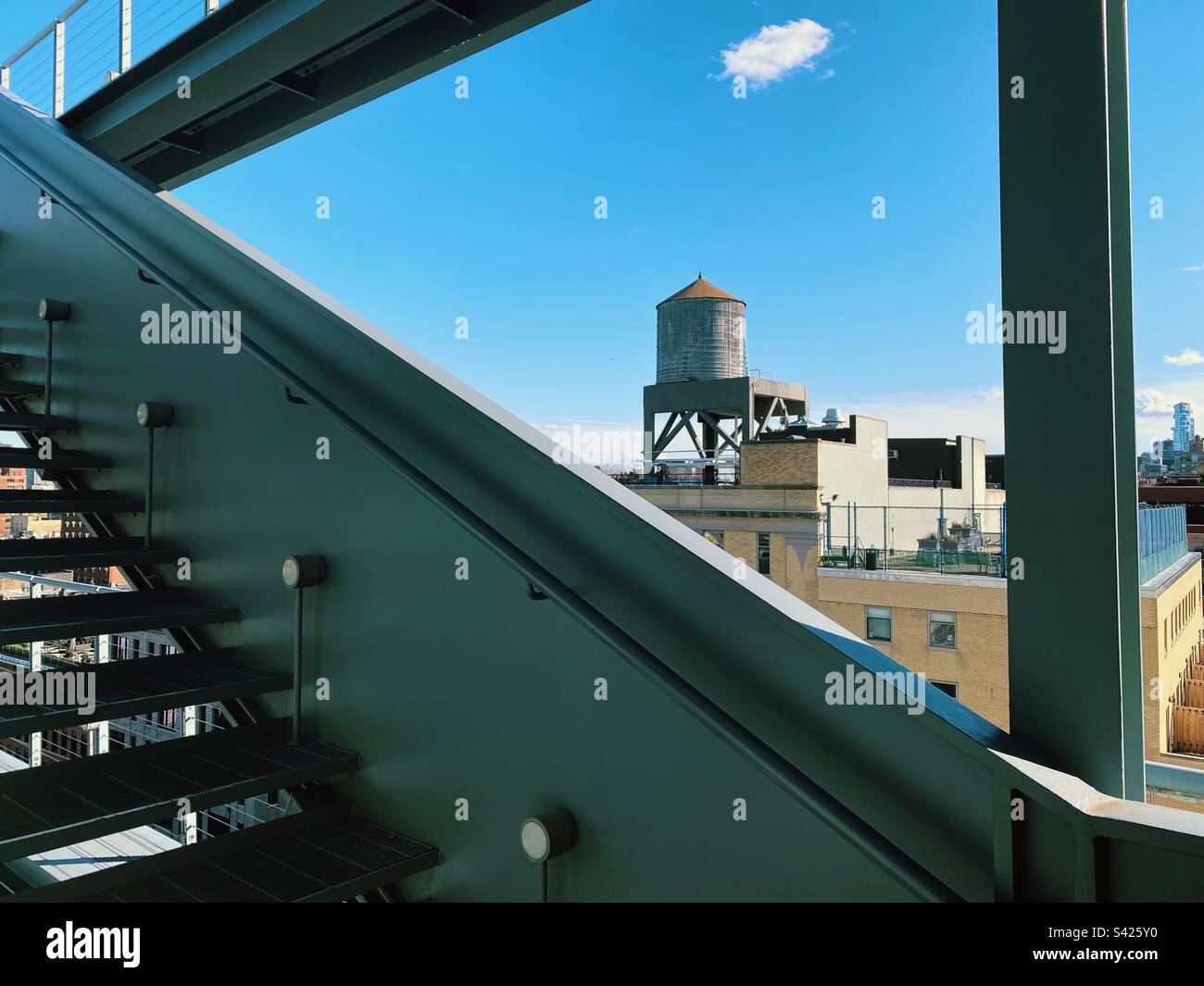 Tour d'eau au-dessus de la ville de New York, États-Unis - Image de stock capturée avec un smartphone