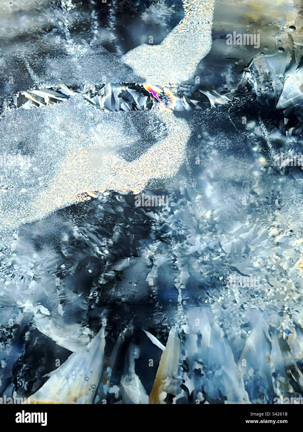 Résumé des cristaux de glace vus à travers une lentille polarisante. - Image de stock capturée avec un smartphone