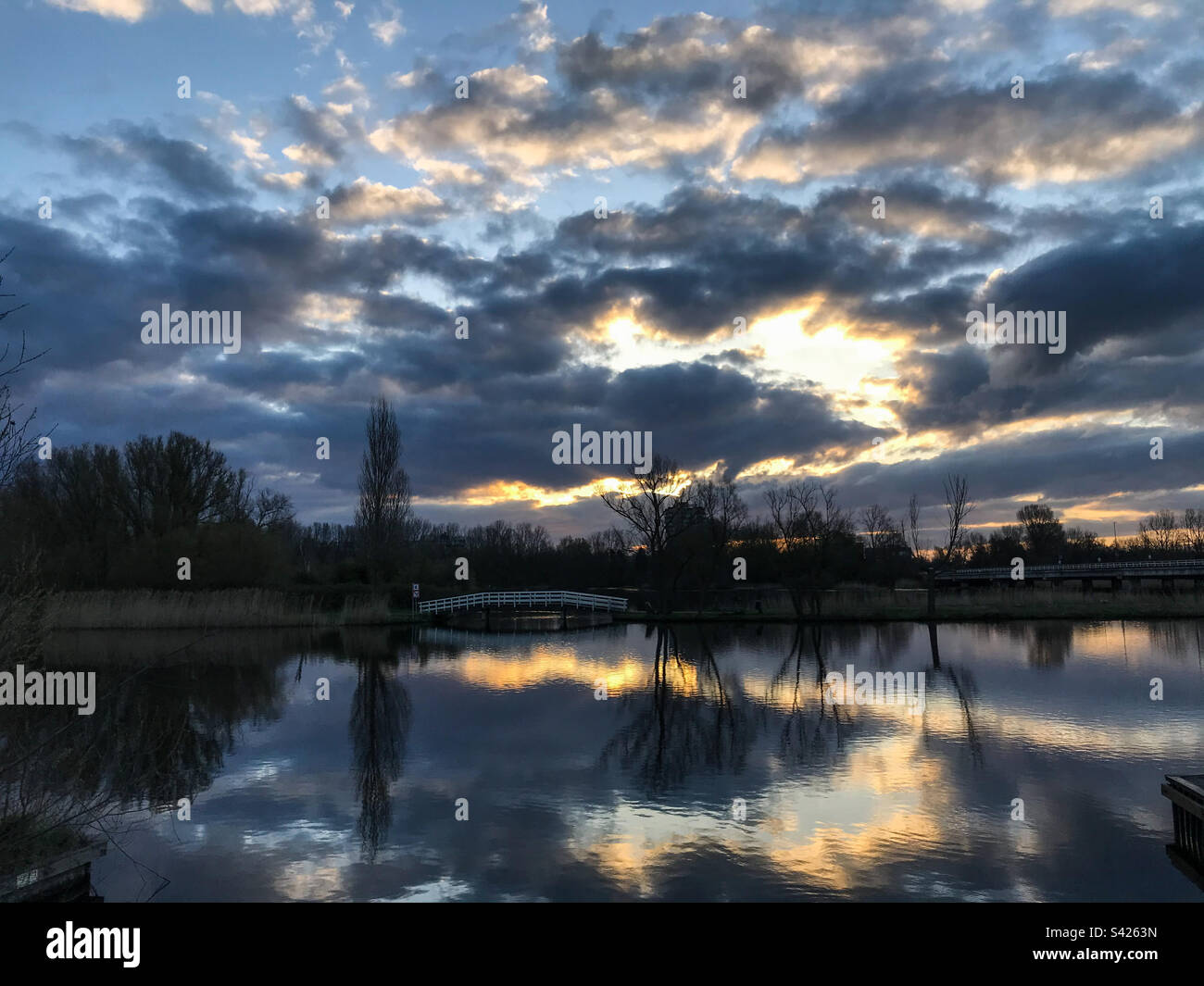 Lever du soleil reflet dans un lac Banque D'Images