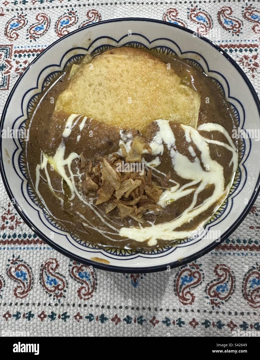 Crème de céleri et soupe de haricots noirs - Image de stock capturée avec un smartphone