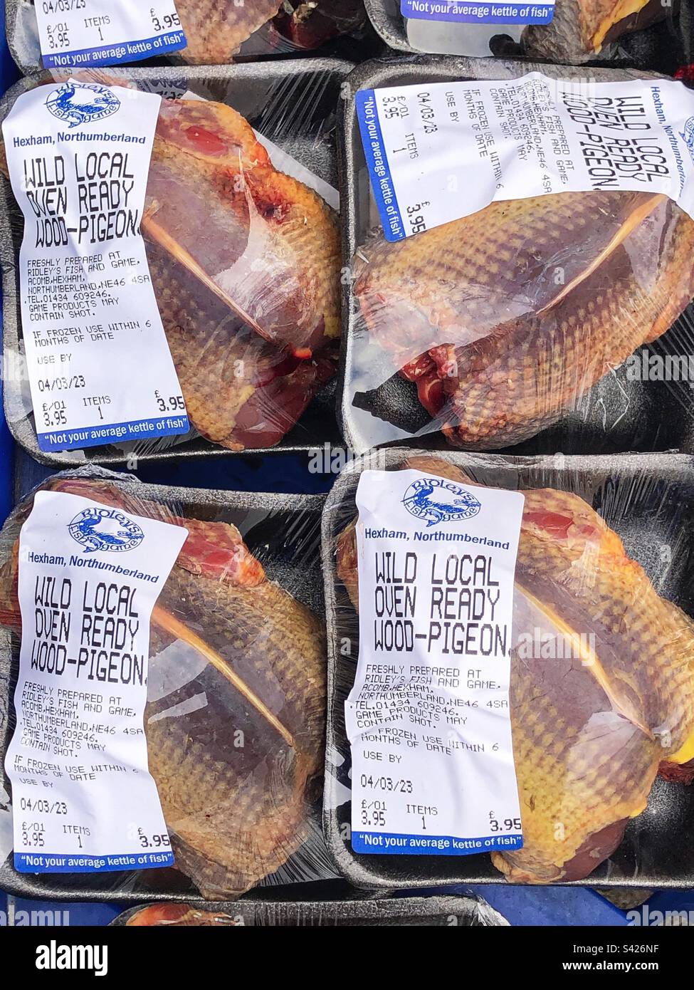 Spécialités de gibier sauvage à vendre au marché agricole local, Woodpigeon sauvage prêt pour le four local - Image de stock capturée avec un smartphone