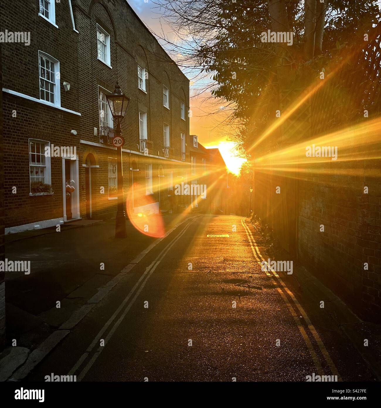 Coucher de soleil Golden light en streaming dans Hampstead Street Londres Banque D'Images