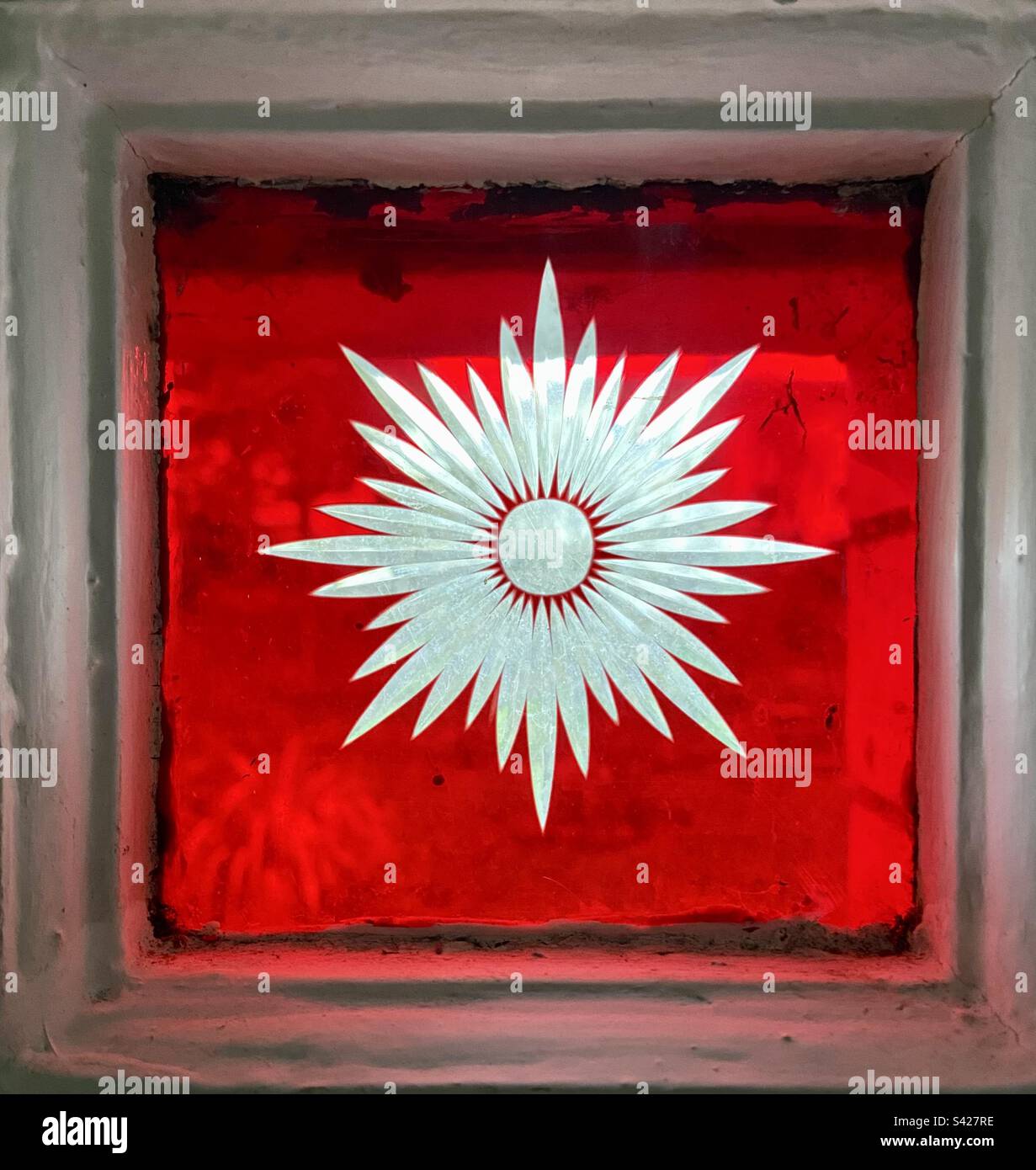 Étoile blanche sur panneau de verre carré rouge Banque D'Images