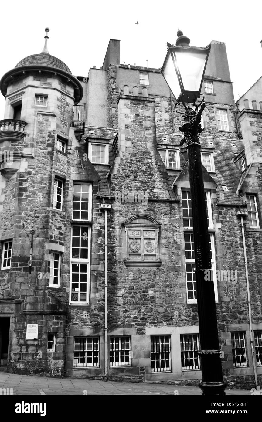 The Writerss’ Museum, installé dans la maison de Lady Stair au Lawnmarket sur le Royal Mile à Édimbourg, en Écosse. - Image de stock capturée avec un smartphone