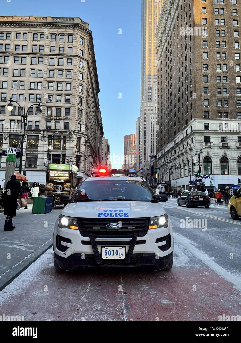 Voiture de police dans une rue à New York. Photo prise à New York en décembre 2022 Banque D'Images