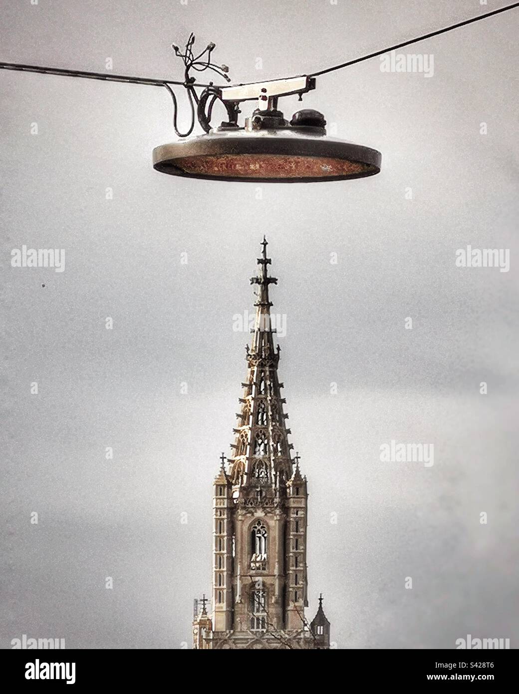 Tour de Berne Minster, Suisse avec lumière de rue en premier plan Banque D'Images