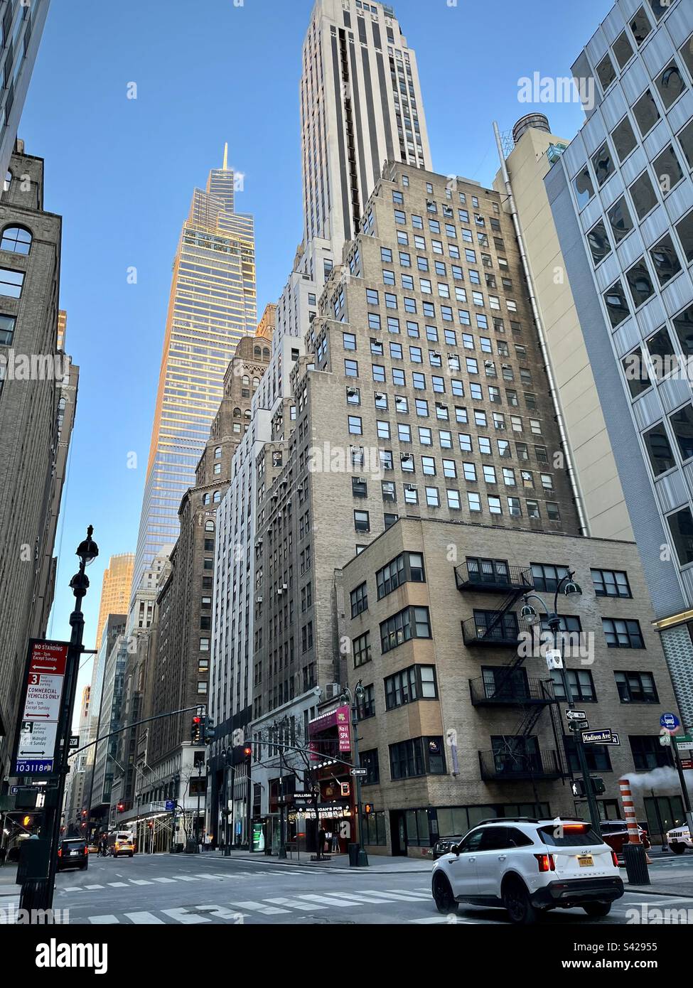 New York Street avec de vieux bâtiments dans le quartier de Murray Hill. Photo prise à New York en décembre 2022 Banque D'Images