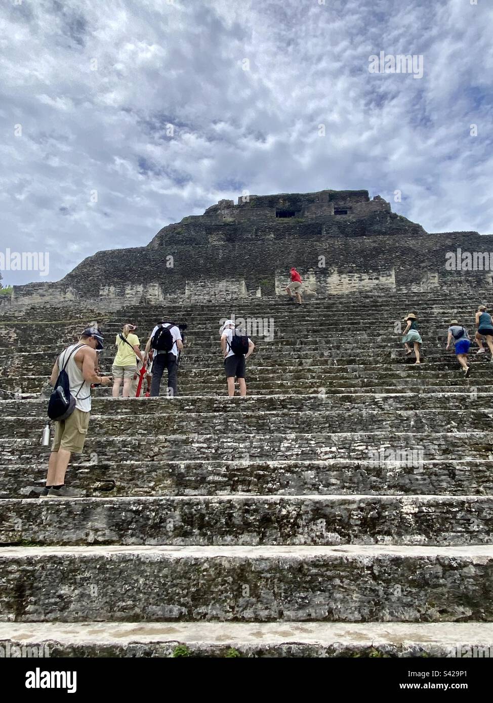 Touristes escalade EL Castillo ruine maya à la réserve archéologique de Xunantunich à San Jose Succotz, Belize - Image de stock capturée avec un smartphone