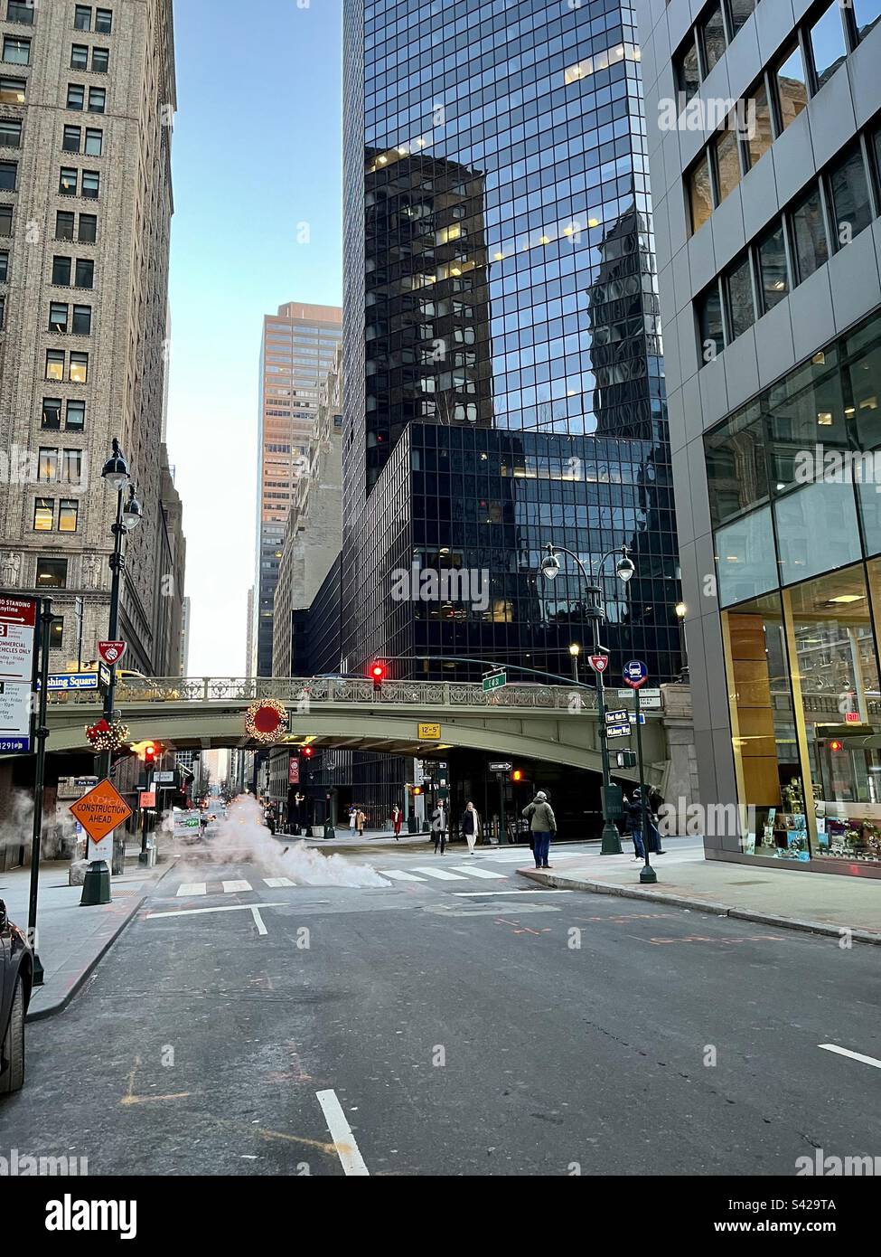 Vue sur un pont dans une rue New York de Murray Hill avec ses bâtiments environnants. Photo prise à New York en décembre 2022 Banque D'Images