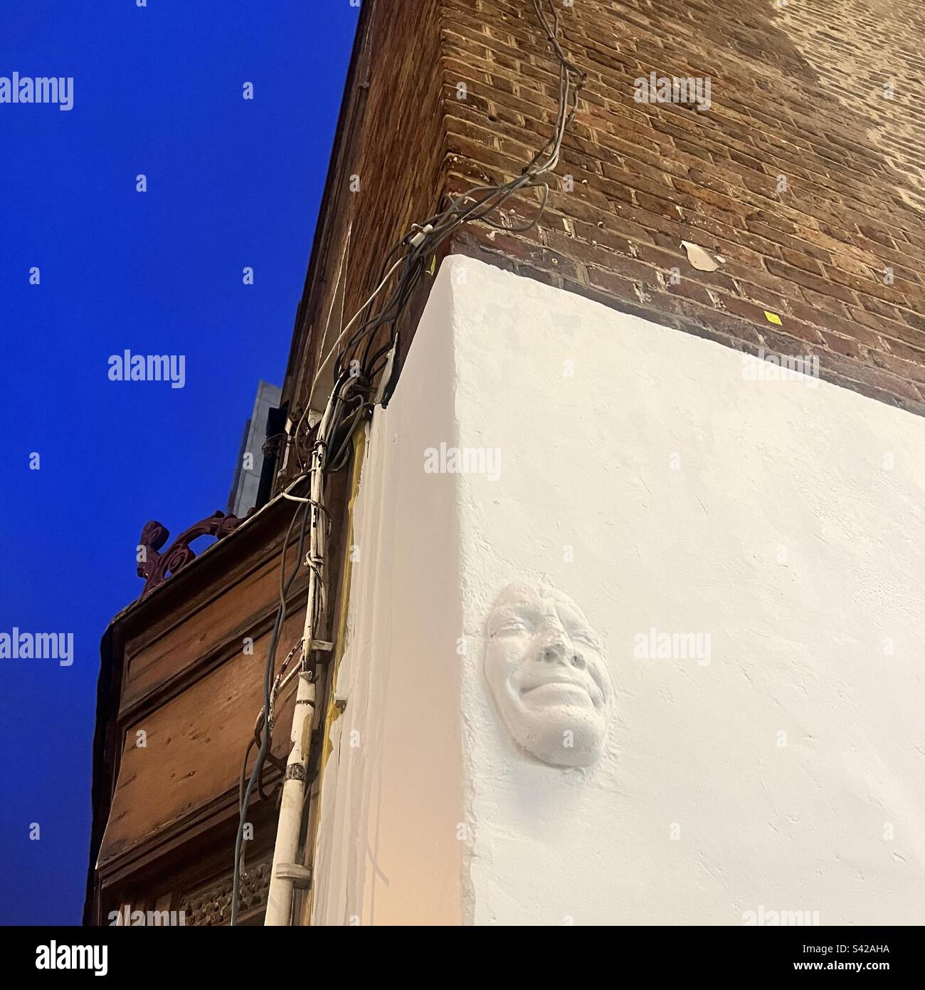 Sculpture du visage souriant dans le bâtiment de Londres Shoreditch Banque D'Images
