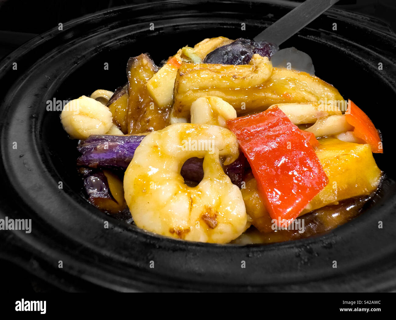Plats de fruits de mer et d'aubergines dans un restaurant chinois Banque D'Images