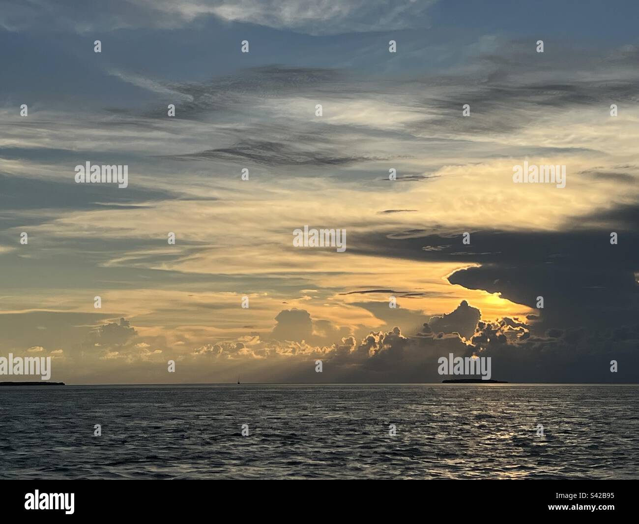 Un coucher de soleil incroyable avec des rayons qui s'envolent dans l'océan à Key West, en Floride Banque D'Images