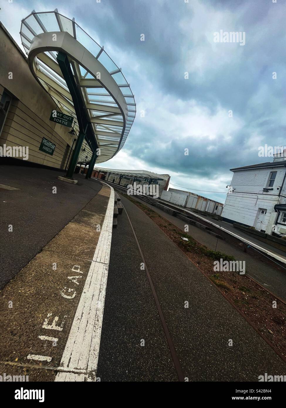 Mind the Gap - la gare rénovée de Folkestone Harbour - un site où les troupes ont quitté et sont revenues de la traversée de la Manche. Courbes de balayage. Banque D'Images