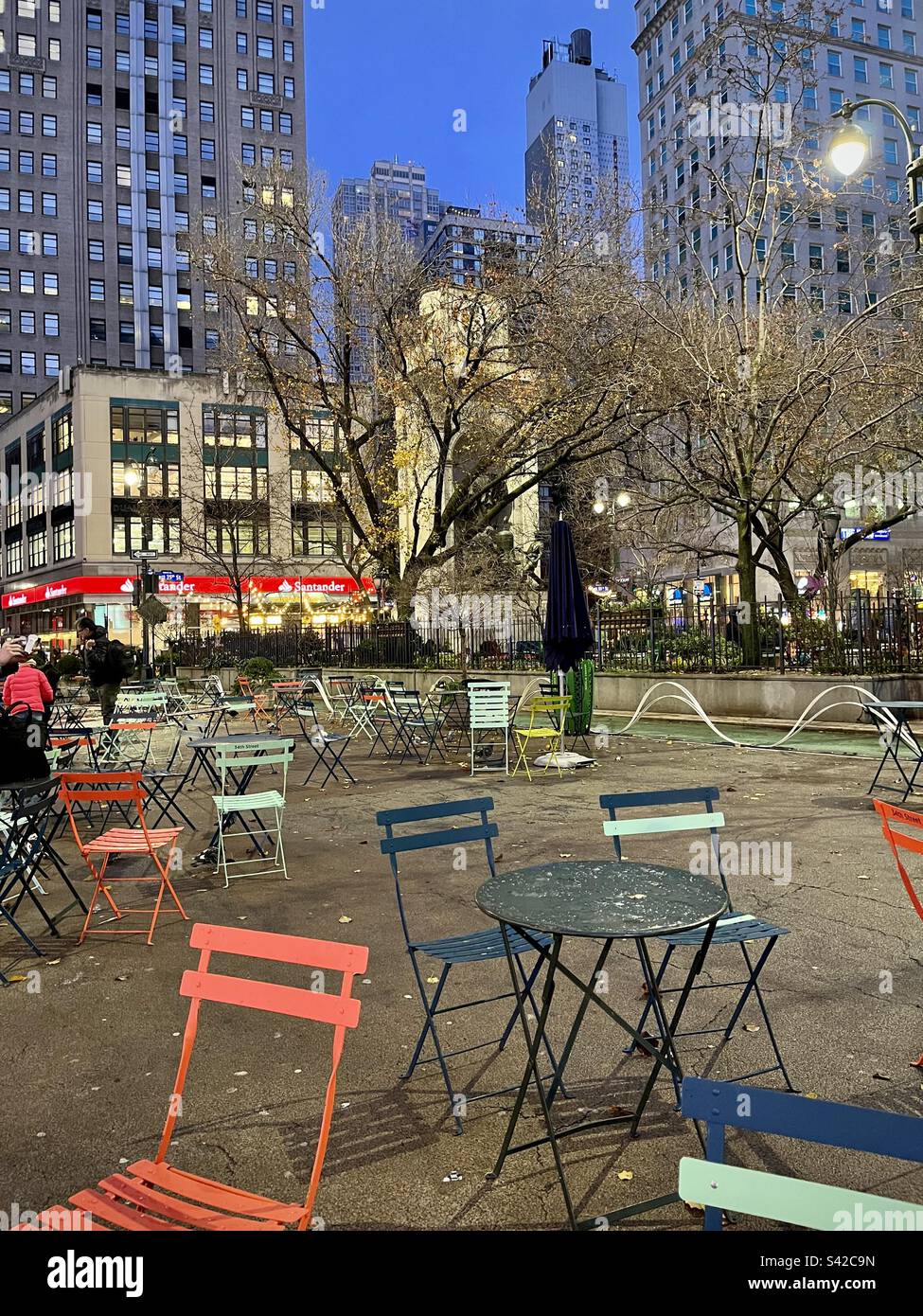 Tables et chaises colorées sur une place à New York. Photo prise à New York en décembre 2022 Banque D'Images