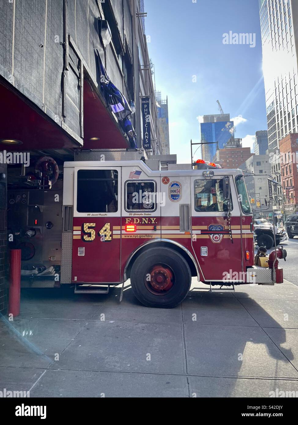 Un camion de pompiers américain sort d'une caserne de pompiers de New York. Photo prise à New York en décembre 2022 Banque D'Images