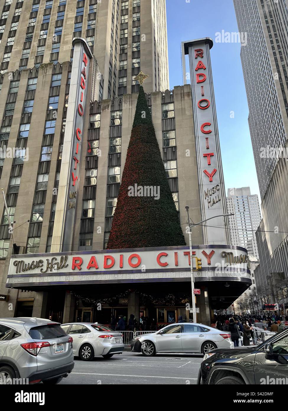 Vue sur la façade extérieure de l'hôtel de ville de la radio à New York. Photo prise à New York en décembre 2022 Banque D'Images