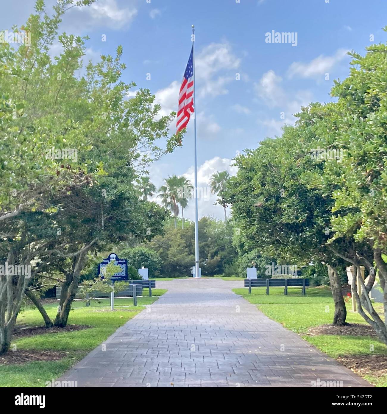 Drapeau américain volant grand-père au Veterans Memorial Park à Vero Beach, Floride - Image de stock capturée avec un smartphone