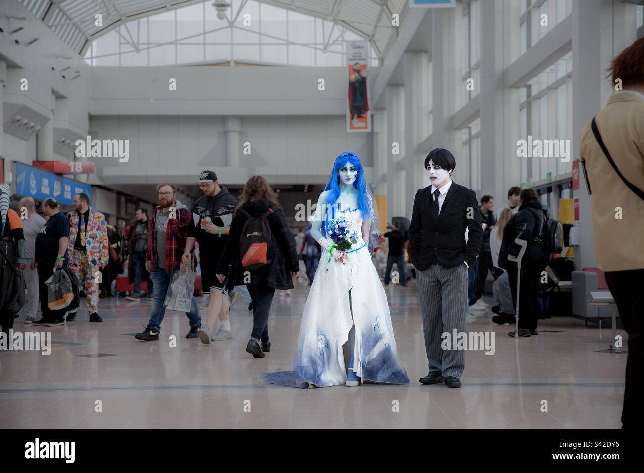 Tim Burtons se porte mariée et marié comme cojoueurs lors d'un événement Comic-con Banque D'Images