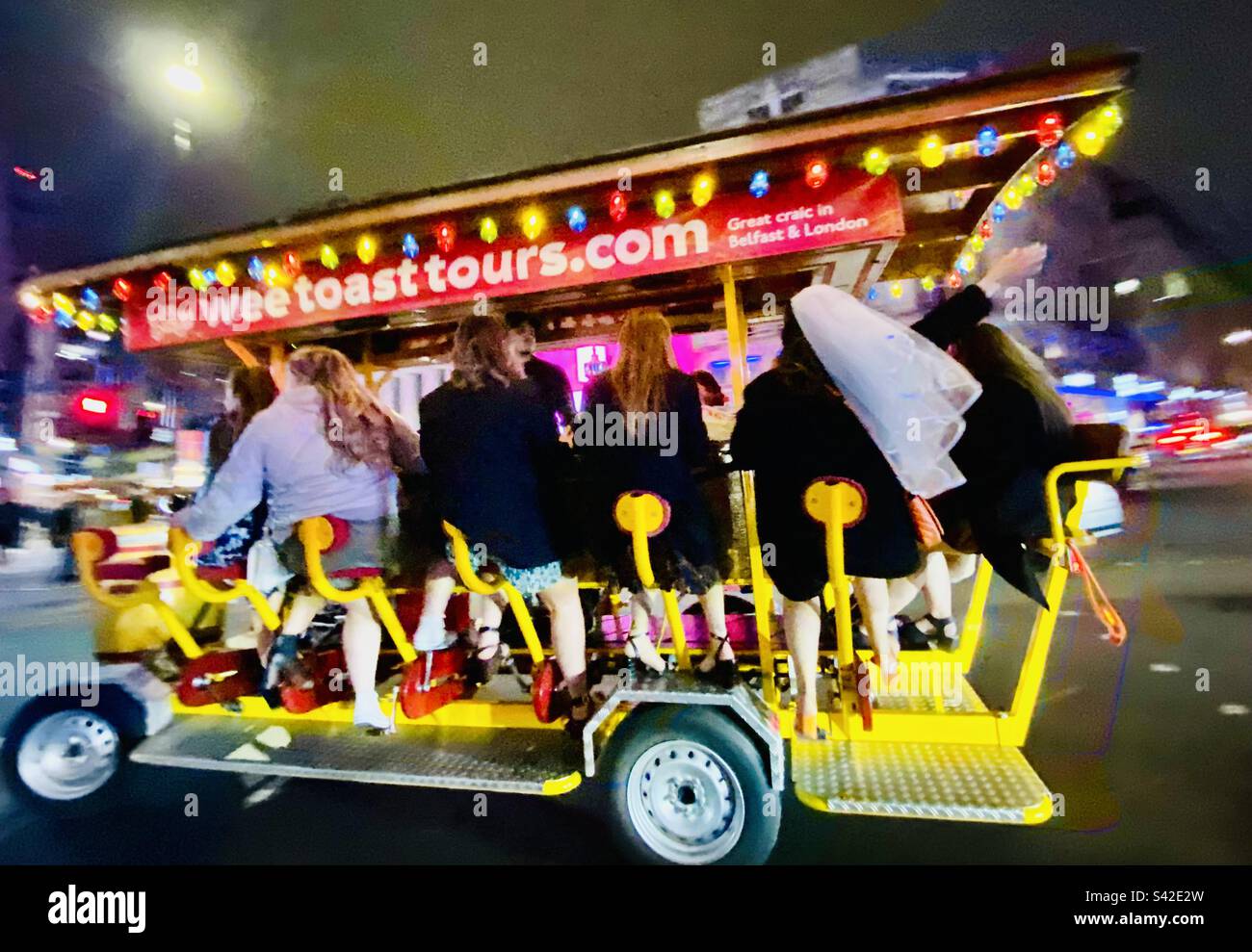 Un groupe d'amis sur un bus de la fête de la pédale à Londres la nuit Banque D'Images